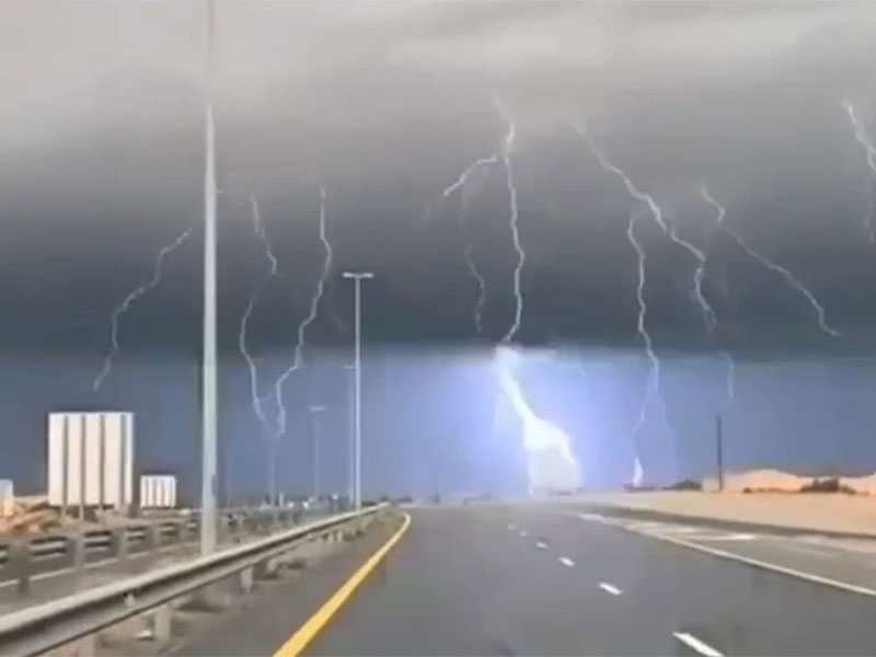 فيديو يوثق هطول أمطار غزيرة وصاعقة قوية تضرب أم القيوين